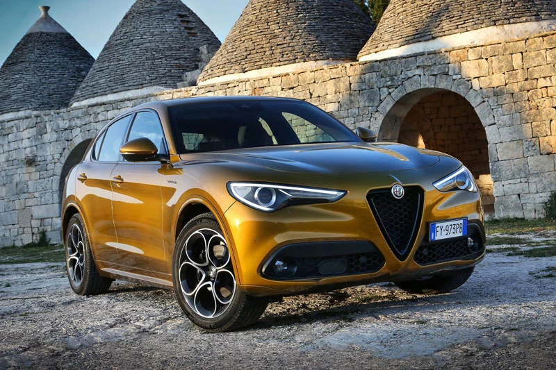 3. Alfa Romeo Stelvio (giá khởi điểm: 41.400 USD).