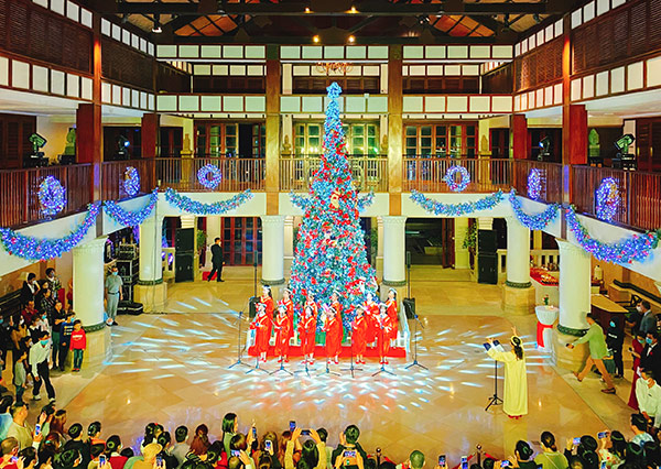 Đà Nẵng: Rực rỡ “Lễ thắp sáng cây thông Noel” tại Furama Resort