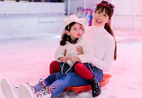 Con gái Hà Anh đi trượt tuyết