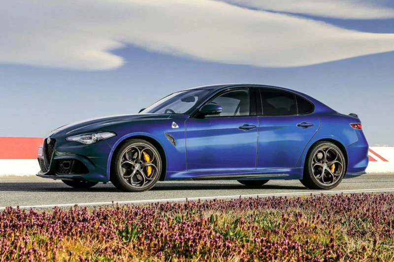 =4. Alfa Romeo Giulia Quadrifoglio (vận tốc tối đa: 307 km/h).