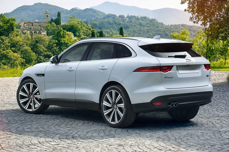 4. Jaguar F-Pace (giá khởi điểm: 45.200 USD).