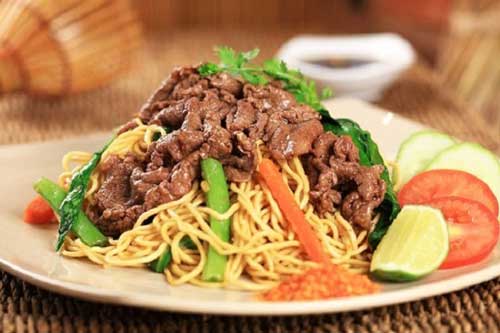 Cách làm mì xào bò rau cải cà chua nhanh gọn cho bữa sáng