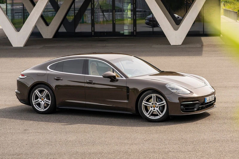 7. Porsche Panamera 4S (vận tốc tối đa: 295 km/h).