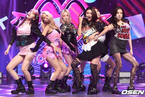 MOMOLAND bị chê tơi bời vì mặc váy áo sến sẩm khi biểu diễn, Nancy trở nên mờ nhạt vì ai cũng muốn giật spotlight