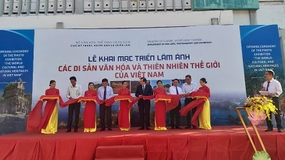 Cắt băng triển lãm Di sản Văn hóa và Thiên nhiên thế giới của Việt Nam.