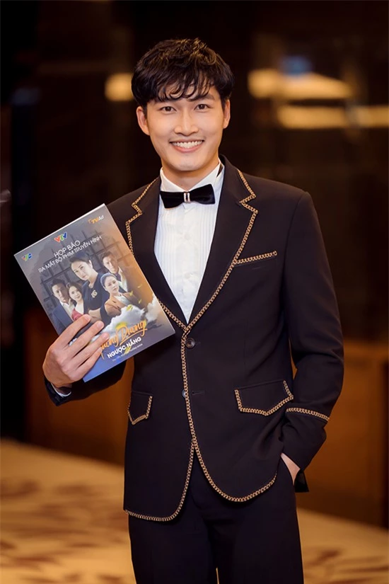 Diễn viên Đình Tú vào vai con trai của nghệ sĩ Vân Dung và cũng là em sinh đôi của Lương Thu Trang trong phim.
