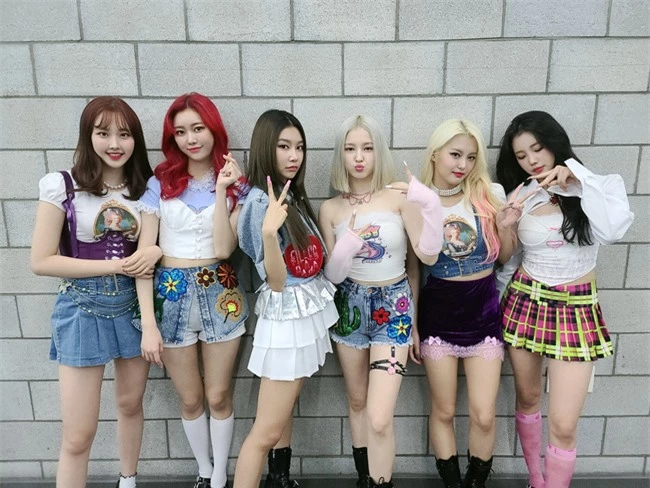 MOMOLAND bị chê tơi bời vì mặc váy áo sến sẩm khi biểu diễn, Nancy trở nên mờ nhạt vì ai cũng muốn giật spotlight - Ảnh 6.