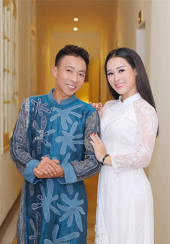 Ca sĩ Việt Hoàn là người nhiều tuổi nhất trong tam ca nhạc đỏ nhưng lại có vợ trẻ nhất. Hoa Trần - bà xã của Việt Hoàn - sinh năm 1984, kém anh 18 tuổi. Từ khi kết hôn, Hoa Trần trở thành hậu phương hỗ trợ cho ông xã phát triển sự nghiệp. Tuy nhiên từ năm 2017, cô chính thức theo đuổi con đường nghệ thuật.
