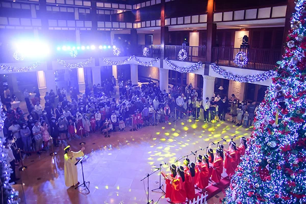 Lễ thắp sáng cây thông Noel tại Furama thu hút đông đảo khách tham dự