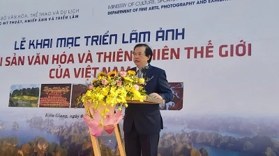 Ông Tạ Quang Đông - Thứ trưởng Bộ Văn hóa - Thể thao và Du lịch phát biển tại lễ triển lãm.