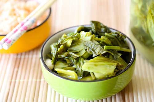 Tuyệt chiêu muối dưa cải chua ngon, vàng giòn, không bị khú