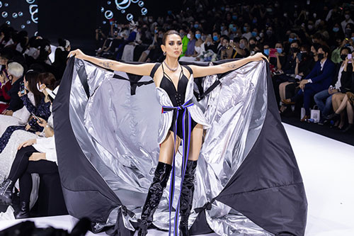 Võ Hoàng Yến diện swimsuit làm vedette