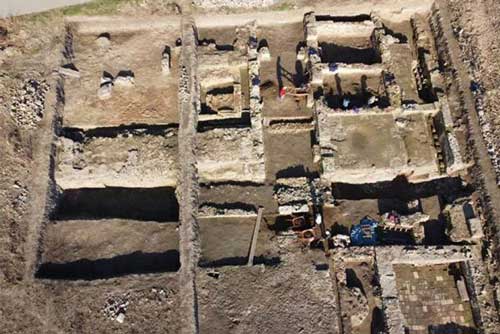 Pháo đài châu báu đột ngột xuất hiện dưới ruộng bắp