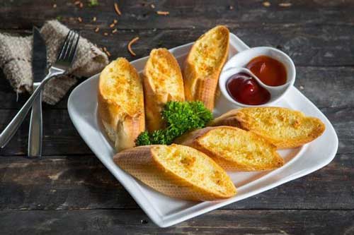 10 phút xong ngay bánh mì bơ tỏi cho bữa sáng nhanh gọn