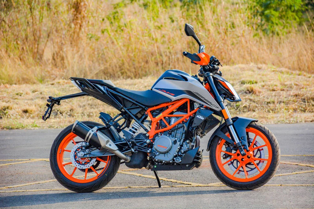 2. KTM Duke 390.