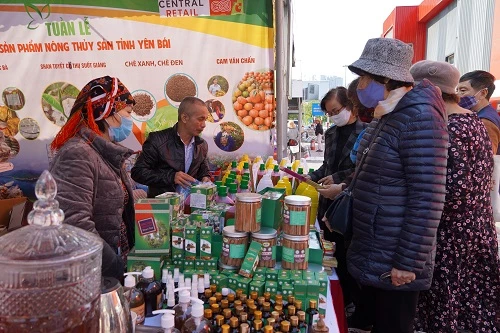 Người dân Thủ đô trải nghiệm sản phẩm đặc sản của Yên Bái. Ảnh: Thành Trung/BNEWS/TTXVN