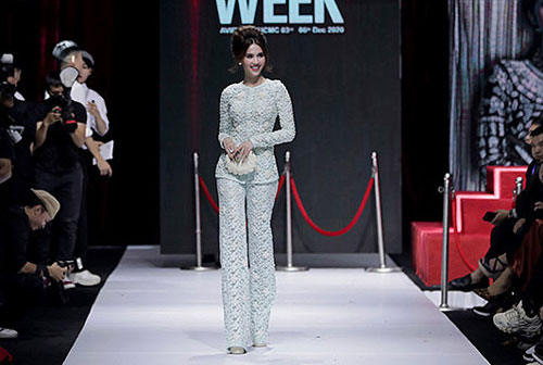 Ngọc Trinh diễn áo dài của nhà thiết kế Bảo Bảo