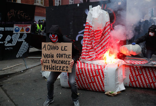 Biểu tình bạo loạn phản đối luật an ninh mới tại Paris, 22 người bị bắt