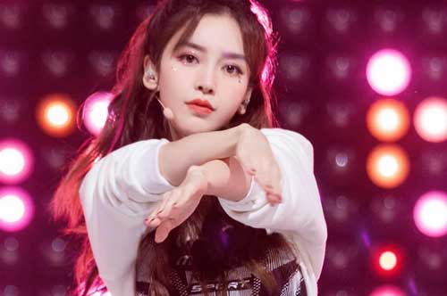 Angelababy đẹp đỉnh cao, đánh mắt lung linh được khen là chuẩn visual nhưng vòng eo bé xíu mới đáng nói