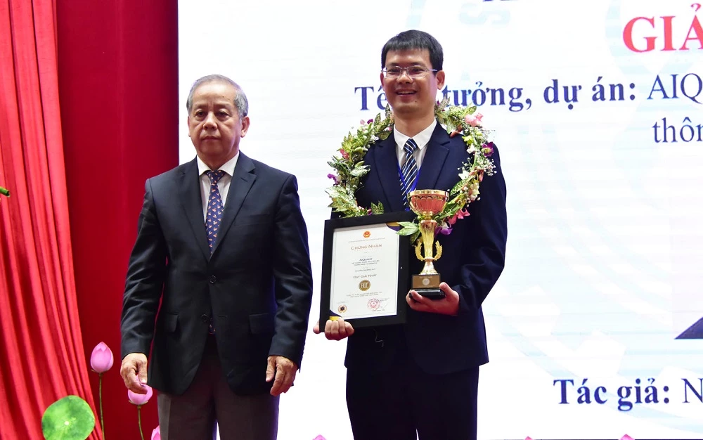 Chủ tịch UBND tỉnh Thừa Thiên Huế Phan Ngọc Thọ trao giải nhất cuộc thi khởi nghiệp đổi mới sáng tạo năm 2020 cho tác giả Nguyễn Phương Duy.