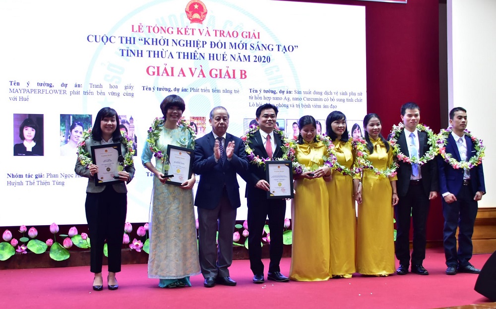 Chủ tịch UBND tỉnh Thừa Thiên Huế còn quyết định trao thêm 1 giải A và 2 giải B cho các ý tưởng, dự án khởi nghiệp có tiềm năng và có tính sáng tạo cao.