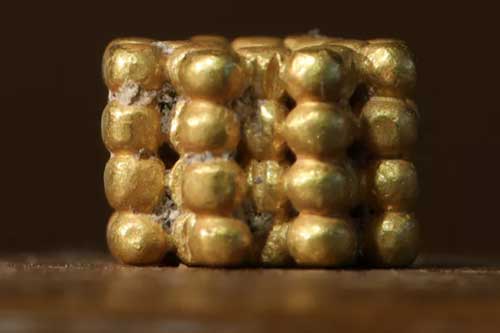 Cậu bé 9 tuổi bất ngờ tìm thấy cổ vật bí ẩn 3.000 năm tuổi