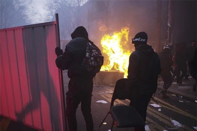 Biểu tình bạo loạn phản đối luật an ninh mới tại Paris, 22 người bị bắt - Ảnh 1.