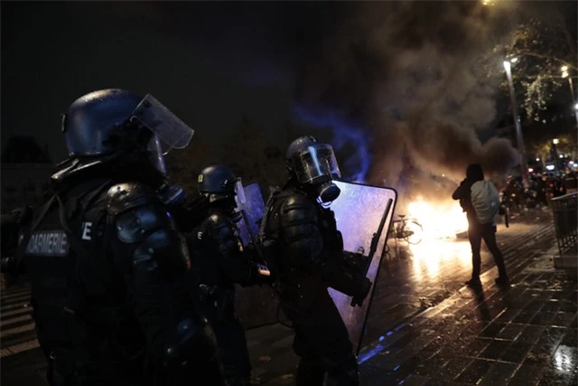 Biểu tình bạo loạn phản đối luật an ninh mới tại Paris, 22 người bị bắt - Ảnh 2.