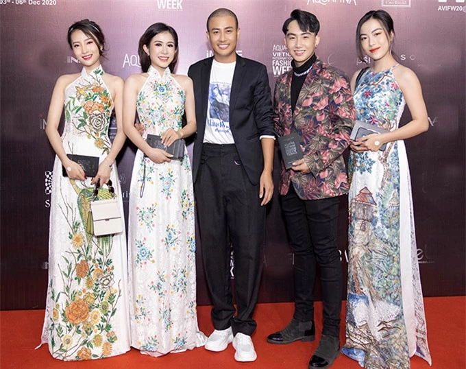 Nhà thiết kế kiêm chuyên gia trang điểm nổi tiếng hạnh phúc vì được nhiều bạn bè, cộng sự trong nghề ủng hộ ra mắt sưu tập áo dài mới tại Vietnam International Week 2020.