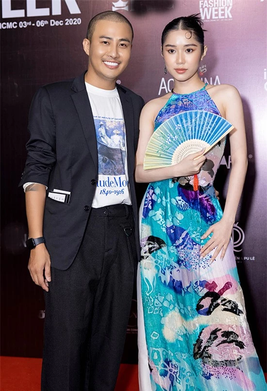 Diễn viên Quỳnh Hương khoe vai trần với áo dài cách điệu cổ yếm gợi cảm.