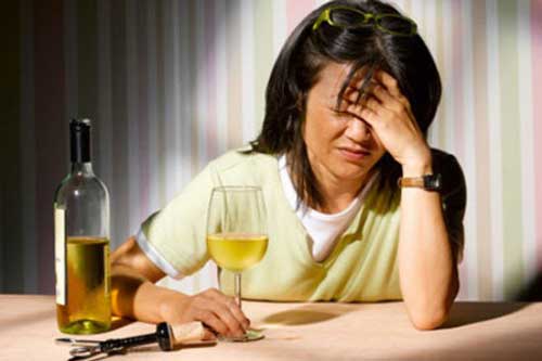 Vì sao say rượu thường hay đau đầu?