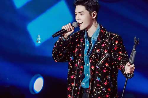 Tiêu Chiến hát trong show của Triệu Vy, chỉ đứng 1 chỗ cũng lên No.1 Hot Search vì quá đẹp trai