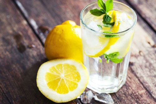 Nhiều lợi ích không ngờ khi uống 1 lý nước chanh vào buổi tối