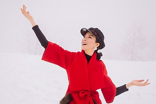 MC Thanh Mai dạo chơi dưới tuyết trắng