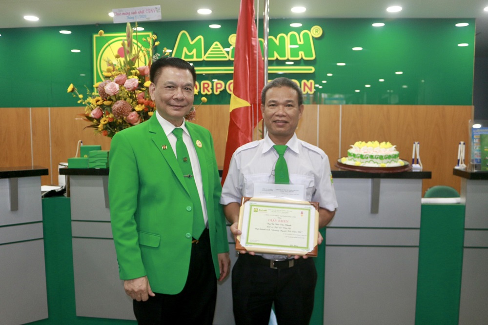 Chủ tịch Tập đoàn Mai Linh Hồ Huy trao tặng Giấy khen “Gương người tốt việc tốt” cho lái xe Trần Văn Khanh.