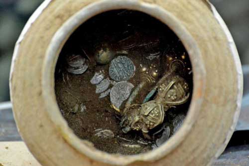 Đào bới căn nhà sập được hũ chứa đầy vàng vàng ròng