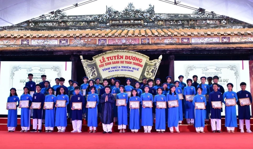 Trong năm đầu tiên tổ chức, có 367 học sinh được UBND tỉnh Thừa Thiên Huế biểu dương “Học sinh danh dự toàn trường”. Đây là danh hiệu cao quý mà mỗi trường học chỉ có 1 học sinh được tuyên dương tại Quốc Tử Giám - Huế. 
