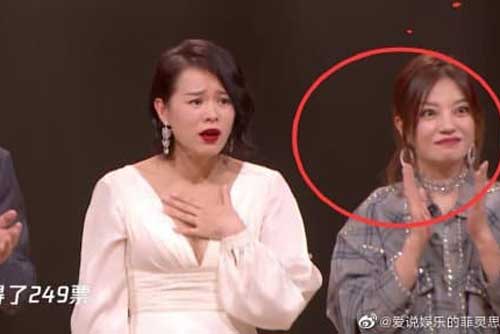 Biểu cảm gương mặt đáng chú ý của Triệu Vy khi Hồ Hạnh Nhi nẫng giải diễn viên xuất sắc nhất