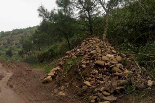 Chuyện chưa kể về một ngôi mộ ai đi qua cũng phải ném đá