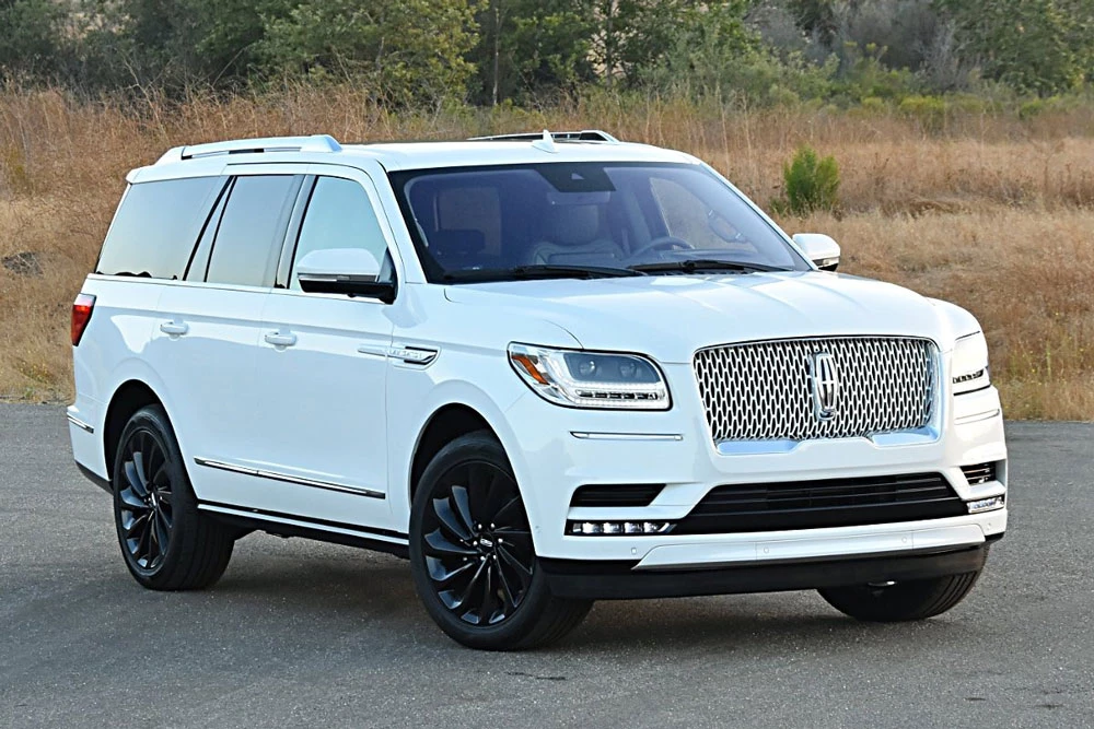 4. Lincoln Navigator 2020 (sức chứa khoang hành lý khi gập 2 hàng ghế sau: 2.928 lít).