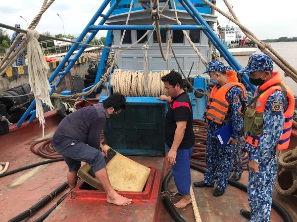 Lực lượng cảnh sát biển kiểm tra tàu buôn lậu TG94437-TS. Lực lượng cảnh sát biển kiểm tra tàu buôn lậu TG94437-TS.