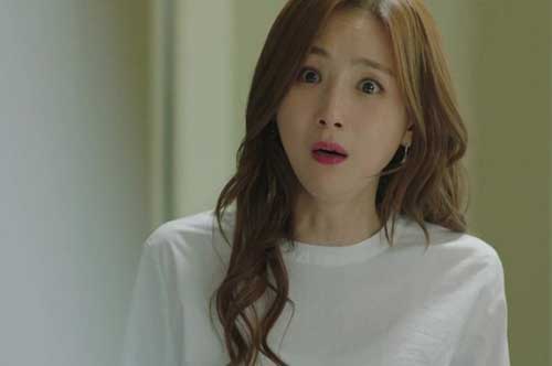 Cả công ty tới chơi, chồng hồn nhiên chỉ vào vợ rồi giới thiệu "giúp việc nhà em" và màn đáp trả khiến anh ta cúi gằm mặt sượng sùng