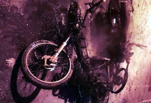 Hà Nội: Bạn gái bị trêu, nam thanh niên gọi bạn đến đốt xe đối phương