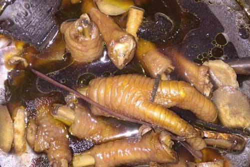 Mùa đông mẹ nấu chân gà hầm thuốc bắc thơm ngon lại tốt cho sức khoẻ