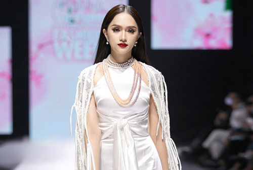 Hương Giang tái xuất sàn diễn sau scandal