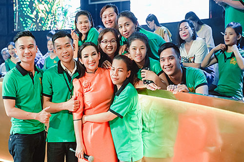 Fan đi hàng chục km đến cổ vũ Phi Nhung