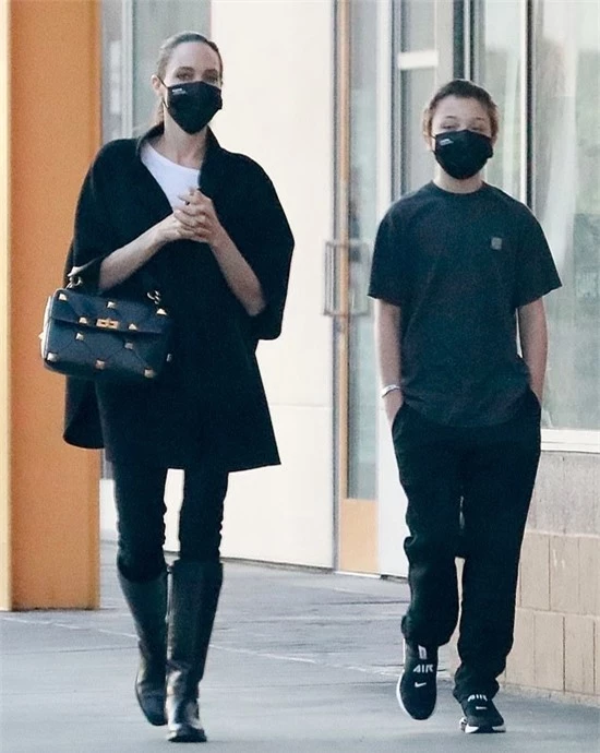 Angelina Jolie và Knox tới cửa hàng mua sắm đồ trang trí tiệc ở Los Angeles hôm 5/12. Hai mẹ con cùng đeo khẩu trang kín mít tránh dịch.