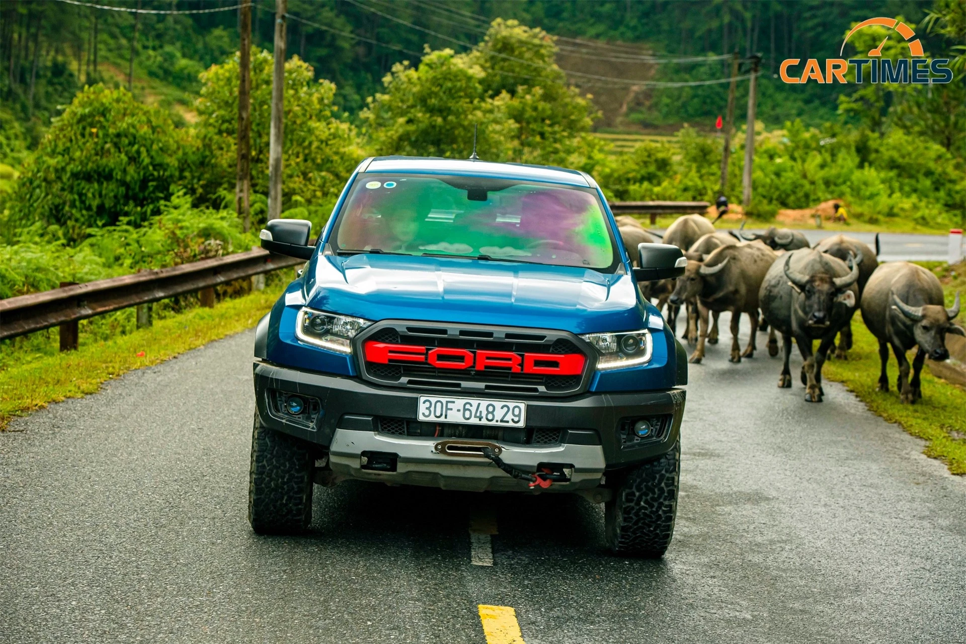 Đường nhỏ không phải là vấn đề với Ford Ranger Raptor