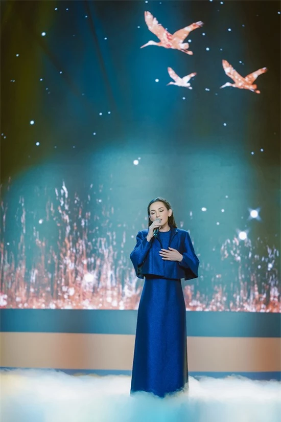 Bên cạnh màn song ca với Đỗ Văn Cường, Phi Nhung còn thể hiện ca khúc Con cò trắng với chất giọng ngọt ngào, sâu lắng đã thành thương hiệu.