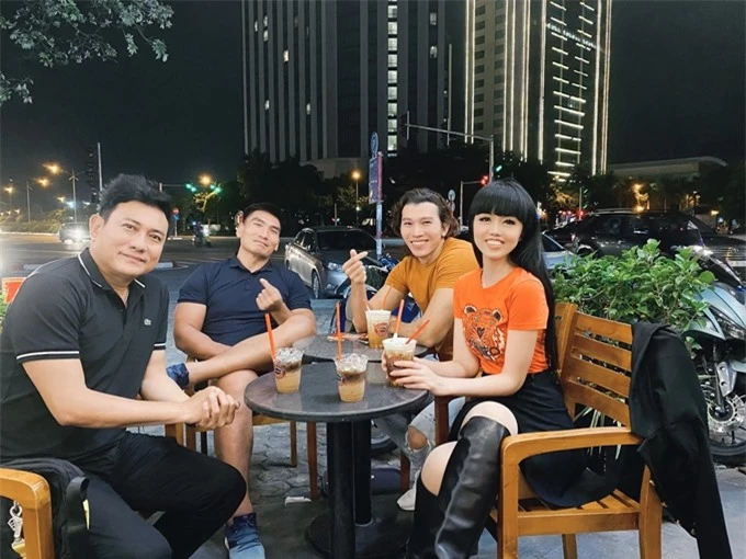 Bốn diễn viên của phim (từ trái qua): diễn viên Hoàng Phúc, đô vật Hà Văn Hiếu, nam vương Ngọc Tình, siêu mẫu Jessica Minh Anh hội ngộ trước ngày quay phim.